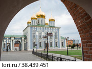 Город Тула, Россия. Свято-Успенский собор - православный собор в Тульском Кремле. Дневное голубое небо и теплый мягкий солнечный свет. Религия. Путешествия по России. (2020 год). Стоковое фото, фотограф Photojuli / Фотобанк Лори