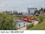 Достопримечательности города Тулы в осенний день. Отремонтированная современная набережная реки Упа в центре города Тула. Путешествуйте по России. Город Тула. Россия (2020 год). Редакционное фото, фотограф Photojuli / Фотобанк Лори