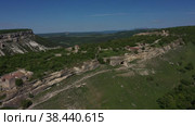 Достопримечательность Крыма - пещерный город Чуфут-Кале. Съемки с коптера (2021 год). Стоковое видео, видеограф Евгений Ковалев / Фотобанк Лори