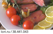 Chinook fish (Latin. Oncorhynchus tschawytscha) or cold-smoked royal salmon. Стоковое видео, видеограф Владимир Галкин / Фотобанк Лори