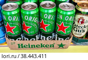 Heineken alcoholic canned beer ready for sale on the shelf in superstore (2022 год). Редакционное фото, фотограф FotograFF / Фотобанк Лори