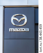Dealership sign with the logo of Mazda Motor Corporation (2022 год). Редакционное фото, фотограф FotograFF / Фотобанк Лори