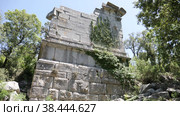 View of the ruins of the Corinthian Temple in the ancient city of Termessos, currently located near Antalya in Turkey. Стоковое видео, видеограф Яков Филимонов / Фотобанк Лори