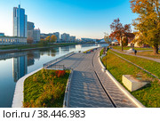 Minsk. Belarus - October 12, 2018: Svisloch River embankment in the center of Minsk. Редакционное фото, фотограф Зобков Юрий / Фотобанк Лори