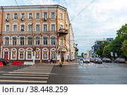 Угловой дом на улице Новоторжской и Свободного переулка. Тверь (2022 год). Редакционное фото, фотограф Александр Щепин / Фотобанк Лори