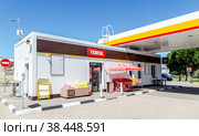 Teboil gas station in sunny day (2022 год). Редакционное фото, фотограф FotograFF / Фотобанк Лори