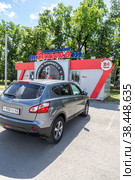 Nissan Qashqai vehicle near the tire shop, car service (2021 год). Редакционное фото, фотограф FotograFF / Фотобанк Лори