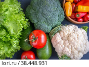 Овощная смесь из цветной капусты и брокколи, чеснока, зеленого лука, помидоров и зеленого салата латук на деревянном фоне в деревенском стиле. Стоковое фото, фотограф Оксана Медведева / Фотобанк Лори