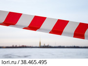 Ограничительная ленточка на спусках к реке Неве после вступившего в силу запрета выхода на лед (2018 год). Стоковое фото, фотограф Евгений Кашпирев / Фотобанк Лори