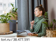 Женщина, отвечающая за офис, работает удаленно из дома. Использование компьютера. Дистанционное обучение, конференция zoom, карантин, онлайн-образование и работа. Стоковое фото, фотограф Photojuli / Фотобанк Лори