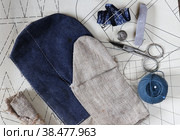 Рабочая рукавица из джинсовой ткани и рогожки крупным планом на фоне выкройки. Стоковое фото, фотограф Марина Дворак / Фотобанк Лори