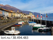 Promenade in Cannobio on Lake Maggiore overlooking church and harbor with boats (2022 год). Редакционное фото, фотограф Яков Филимонов / Фотобанк Лори