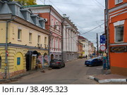 Вид старых домов на улице Кожевенной. Это улица, на которой до революции располагалась ночлежка. Здесь ютились бедняки, тот слой общества, который Максим Горький запечатлел в своем романе «На дне». Нижний Новгород, Россия (2019 год). Редакционное фото, фотограф Pukhov K / Фотобанк Лори