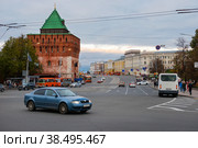 Вид на площадь Минина и Пожарского и Дмитриевскую башню Нижегородского кремля осенним вечером. Нижний Новгород, Россия (2019 год). Редакционное фото, фотограф Pukhov K / Фотобанк Лори