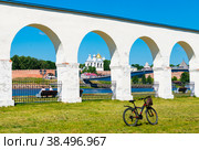 Аркада Гостиного двора и вид на Новгородский детинец (Новгородский кремль) и реку Волхов летом. Великий Новгород. Россия (2022 год). Редакционное фото, фотограф E. O. / Фотобанк Лори