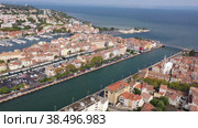 Drone view of the administrative center of the city of Martigues, located on the Mediterranean coast, in the south-east of France. Стоковое видео, видеограф Яков Филимонов / Фотобанк Лори