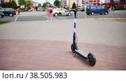 Electric scooter for rent in the city. Стоковое видео, видеограф Mikhail Davidovich / Фотобанк Лори