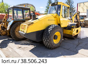 BOMAG single drum roller BW 213 D-40 for soil compaction (2017 год). Редакционное фото, фотограф FotograFF / Фотобанк Лори
