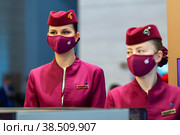 Россия. Санкт-Петербург. Стюардессы авиакомпании. Бортпроводники компании Qatar Airways. Russia. Saint-Petersburg. Airline flight attendants. Flight attendants of Qatar Airways (2021 год). Редакционное фото, фотограф Алексей Смышляев / Фотобанк Лори