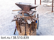 Old rusty anvil with blacksmith tools. Стоковое фото, фотограф FotograFF / Фотобанк Лори