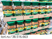 Coffee Jacobs Monarch in glass jars on a store shelf (2022 год). Редакционное фото, фотограф FotograFF / Фотобанк Лори