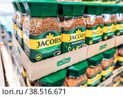 Coffee Jacobs Monarch in glass jars on a store shelf (2022 год). Редакционное фото, фотограф FotograFF / Фотобанк Лори