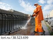 Россия. Санкт-Петербург. Помывка ограды реки Фонтанки. Russia. Saint-Petersburg. Washing the fence of the Fontanka River. (2011 год). Редакционное фото, фотограф Алексей Смышляев / Фотобанк Лори
