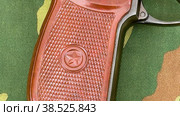 Russian army handgun on camouflage background. Стоковое видео, видеограф FotograFF / Фотобанк Лори