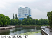 Река Преголя. Дом Советов. Калининград (2018 год). Редакционное фото, фотограф Александр Щепин / Фотобанк Лори