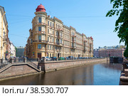 Вид на старинный доходный дом Ратькова-Рожнова (1886-1888гг) на канале Грибоедова солнечным июньским днем. Санкт-Петербург (2020 год). Редакционное фото, фотограф Виктор Карасев / Фотобанк Лори