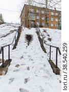 Россия. Республика Саха (Якутия), Нижний Куранах. Ступени, заметенные снегом. Жилой дом. Steps covered with snow. Residential building. (2019 год). Редакционное фото, фотограф Алексей Смышляев / Фотобанк Лори