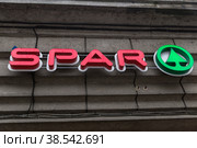 Россия. Санкт-Петербург. Вывеска магазина Spar. Закрытие продуктовой сети магазинов Spar. Russia. Saint-Petersburg. The sign of the Spar store. Closure of the Spar grocery store chain. (2020 год). Редакционное фото, фотограф Алексей Смышляев / Фотобанк Лори