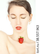 girl with strawberry. Стоковое фото, фотограф Lekcej / Фотобанк Лори