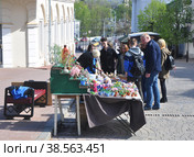 Туристы покупают сувениры на улице Суворова. Витебск, Беларусь (2017 год). Редакционное фото, фотограф Мартынов Антон / Фотобанк Лори
