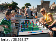 Италия. Рим. Люди на улице играют в кикер. Настольный футбол. Italy. Rome. People on the street are playing kicker. Table football. (2014 год). Редакционное фото, фотограф Алексей Смышляев / Фотобанк Лори