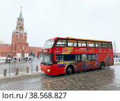 Двухэтажный экскурсионный автобус "City Sihgtseeng" на фоне Московского кремля (2020 год). Редакционное фото, фотограф Овчинникова Ирина / Фотобанк Лори