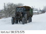 Россия. Санкт-Петербург. Трактор везет навоз по деревне. Russia. Saint-Petersburg. A tractor carries manure through the village. (2010 год). Редакционное фото, фотограф Алексей Смышляев / Фотобанк Лори