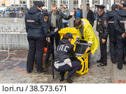 Россия. Санкт-Петербург. Митинг Петербург за Москву. Участники митинга. Сотрудники полиции проверяют контейнер курьера по доставке еды Яндекс. Пункт досмотра. Russia. Saint-Petersburg. Rally Petersburg for Moscow. Participants of the rally. Police officers check the container of a Yandex food delivery courier. The inspection point. (2019 год). Редакционное фото, фотограф Алексей Смышляев / Фотобанк Лори