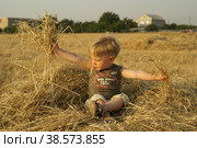 Украина. Кача. Летний отдых. Ребенок играет с сеном. Ukraine. Kacha. Summer vacation. A child is playing with hay. (2008 год). Стоковое фото, фотограф Алексей Смышляев / Фотобанк Лори