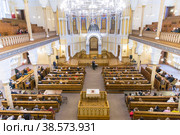 Россия. Санкт-Петербург. День открытых дверей в Синагоге. Большая Хоральная Синагога Санкт-Петербурга. Россия. Санкт-Петербург. Религия иудаизм. Верующие в Большой Хоральной Синагоге Санкт-Петербурга. Russia. Saint-Petersburg. The religion is Judaism. Believers in the Great Choral Synagogue of St. Petersburg. (2019 год). Редакционное фото, фотограф Алексей Смышляев / Фотобанк Лори