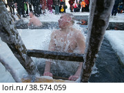 Россия. Санкт-Петербург. Праздник Крещения Господня. Верующие окунаются в прорубь. Russia. Saint-Petersburg. The Feast of the Epiphany. Believers plunge into the ice hole. (2010 год). Редакционное фото, фотограф Алексей Смышляев / Фотобанк Лори