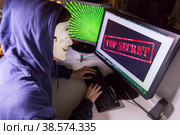 Россия. Санкт-Петербург. Имитация хакера за работой. Информационная и компьютерная безопасность. Russia. Saint-Petersburg. Imitation of a hacker at work. Information and computer security. (2018 год). Редакционное фото, фотограф Алексей Смышляев / Фотобанк Лори