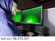 Россия. Санкт-Петербург. Имитация хакера за работой. Информационная и компьютерная безопасность. Russia. Saint-Petersburg. Imitation of a hacker at work. Information and computer security. (2018 год). Редакционное фото, фотограф Алексей Смышляев / Фотобанк Лори