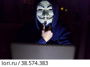 Россия. Санкт-Петербург. Имитация хакера за работой. Информационная и компьютерная безопасность. Russia. Saint-Petersburg. Imitation of a hacker at work. Information and computer security. (2018 год). Редакционное фото, фотограф Алексей Смышляев / Фотобанк Лори