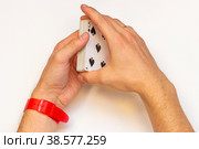 Россия. Санкт-Петербург. Руки картежника с игральными картами. Russia. Saint-Petersburg. A gambler's hands with playing cards. (2022 год). Стоковое фото, фотограф Алексей Смышляев / Фотобанк Лори