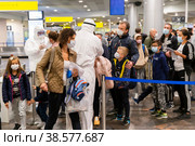 Россия. Москва. Проверка пассажиров в аэропорту в связи с пандемией COVID-19 (коронавируса). Russia. Moscow. Checking passengers at the airport in connection with the COVID-19 (coronavirus) pandemic. (2020 год). Редакционное фото, фотограф Алексей Смышляев / Фотобанк Лори