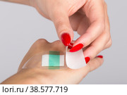 Товары для медицинского использования. Перевязочные материалы - бактерицидный пластырь. Products for medical use. Dressings - a bactericidal patch. Стоковое фото, фотограф Алексей Смышляев / Фотобанк Лори