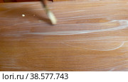 Priming and painting the wooden board. Стоковое видео, видеограф Mikhail Davidovich / Фотобанк Лори