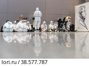 Россия. Москва. Студенты китайского Чаньчуньского университета в защитных костюмах в аэропорту Шереметьево. Russia. Moscow. Students of the Chinese Changchun University in protective suits at Sheremetyevo Airport. (2021 год). Редакционное фото, фотограф Алексей Смышляев / Фотобанк Лори