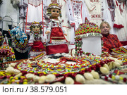 Прилавок с женскими украшениями и одеждой народном стиле чувашских мастеров и мастериц на выставке в городе Москве, Россия. Стоковое фото, фотограф Николай Винокуров / Фотобанк Лори